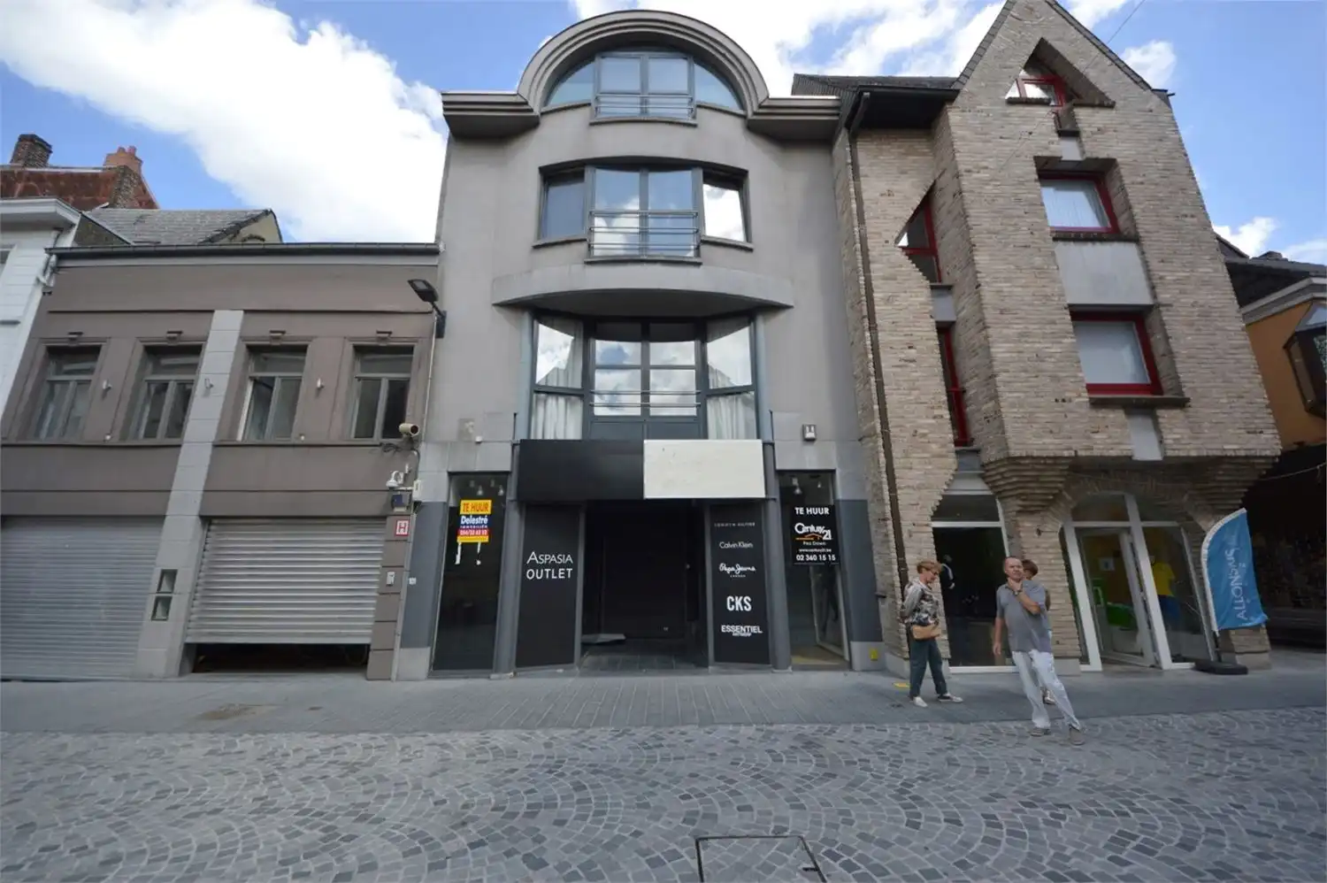 COMMERCIEEL GELIJKVLOERS OF KANTOOR HALLE foto {{pictureIndex}}