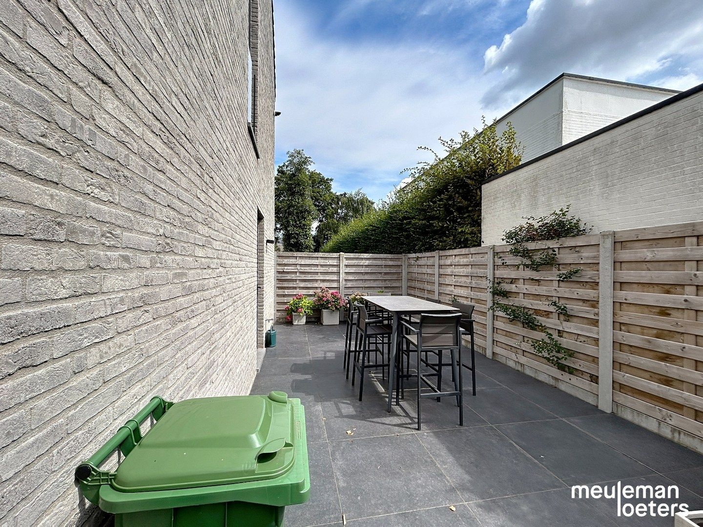 Prachtig afgewerkte woning met garage foto 2