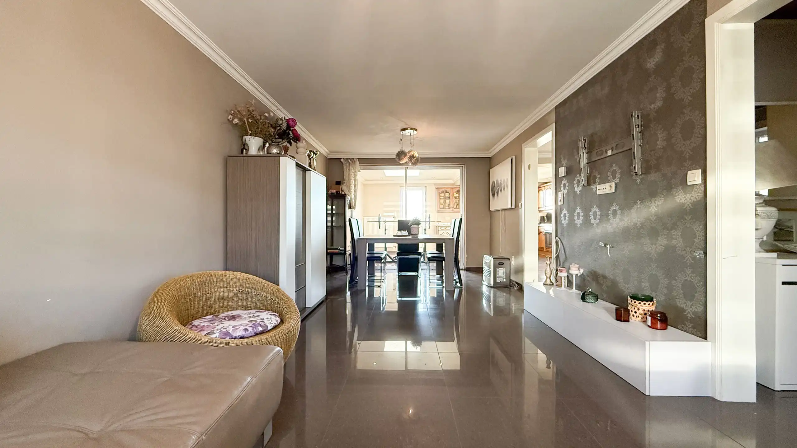 Moderne en gezellige woning met 5 slpkmrs en zonnepanelen! foto 3