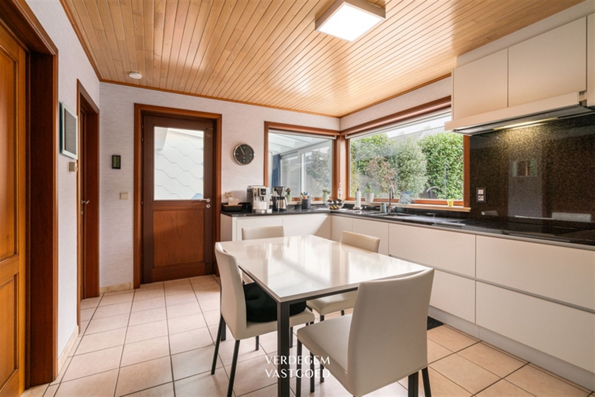 Instapklare gezinswoning met 3+1 slaapkamers op toplocatie in Mariakerke foto 7