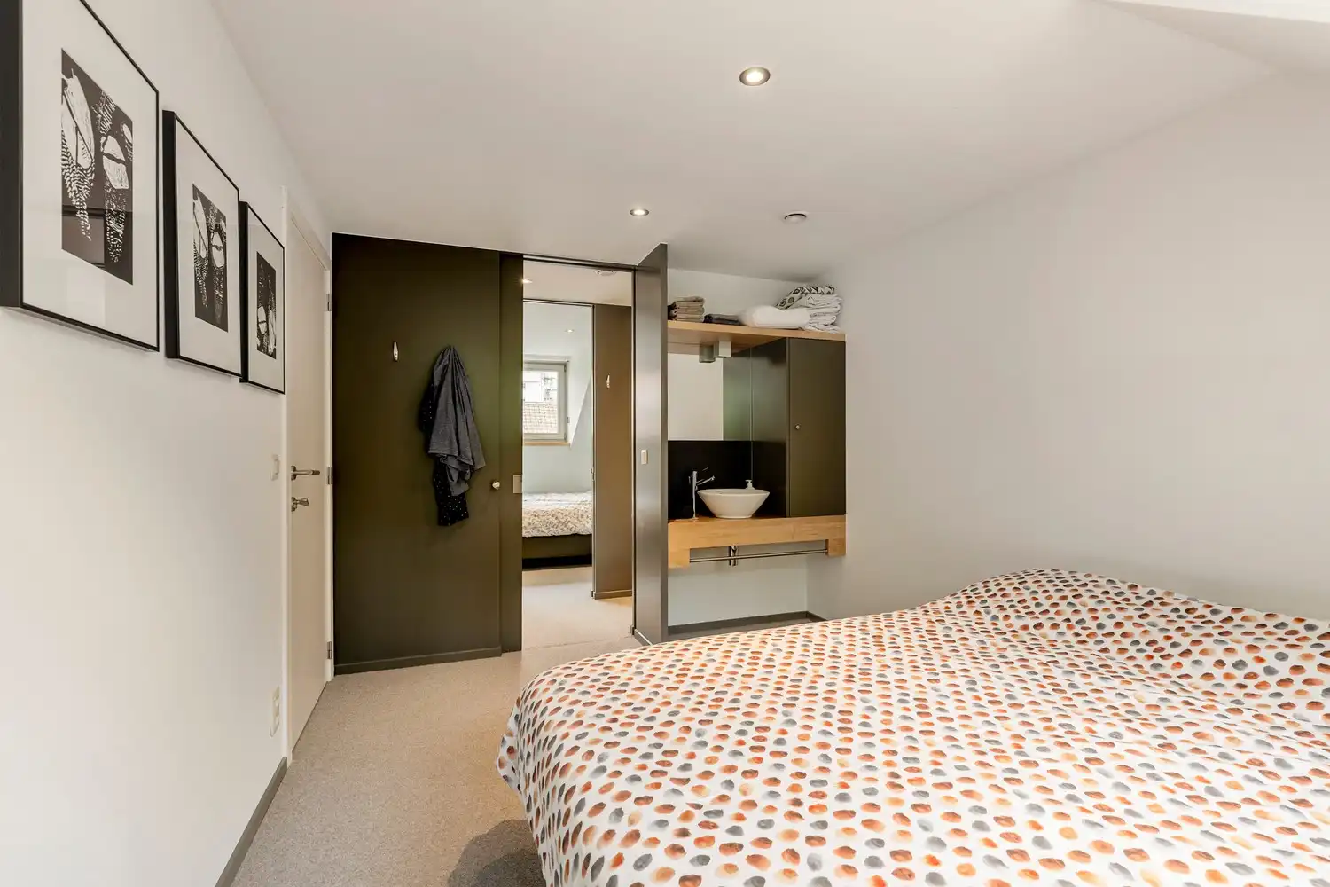 Grondig en stijlvol gerenoveerde burgerwoning met 5 slaapkamers, 3 badkamers en een tuin te centrum Leuven! foto 27