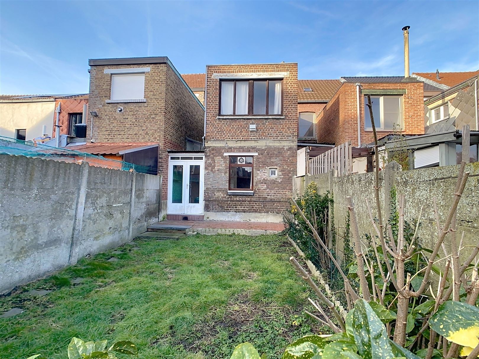 Hoofdfoto van de publicatie: Te renoveren stadswoning, 2 slpks, zolder, tuin, 1a 25ca