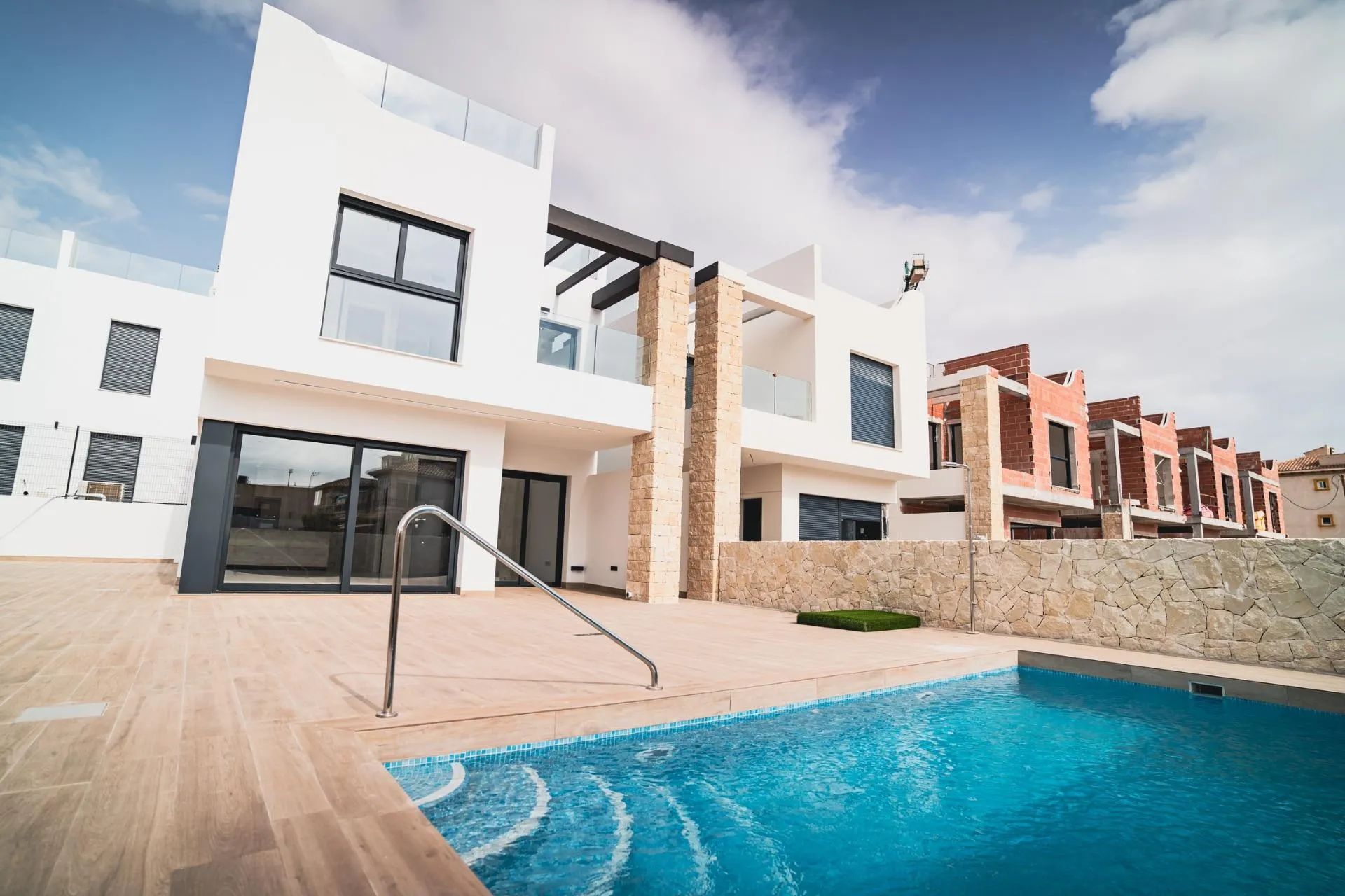 Beleef ultieme luxe aan de Costa Blanca: exclusieve villa’s met solarium en privézwembad – jouw Mediterrane paradijs foto {{pictureIndex}}