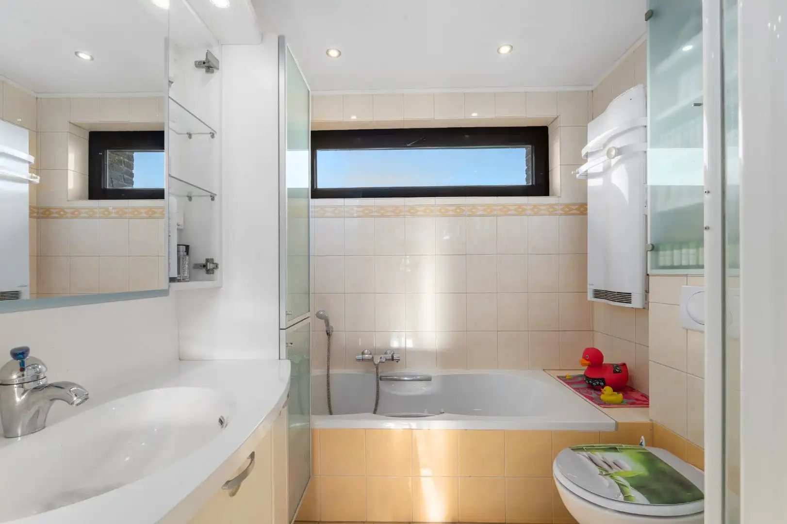 Charmante rijwoning met zonnig terras, wellnessruimte en garagebox in de Vicognewijk foto 16