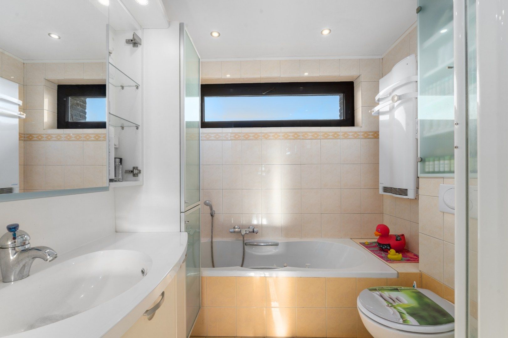 Charmante rijwoning met zonnig terras, wellnessruimte en garagebox in de Vicognewijk foto 16