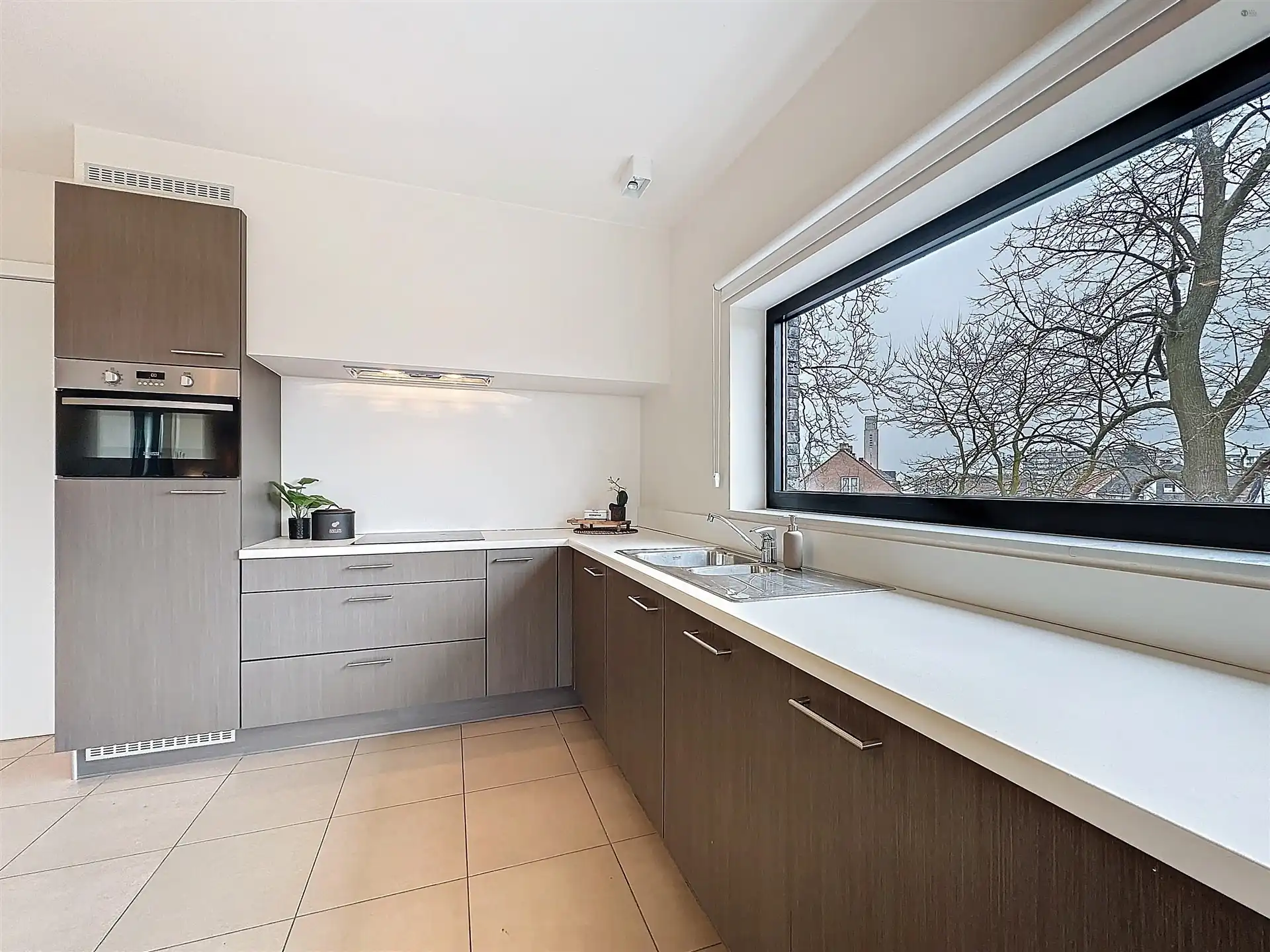 Moderne assistentiewoning met ondergrondse autostaanplaats foto 2