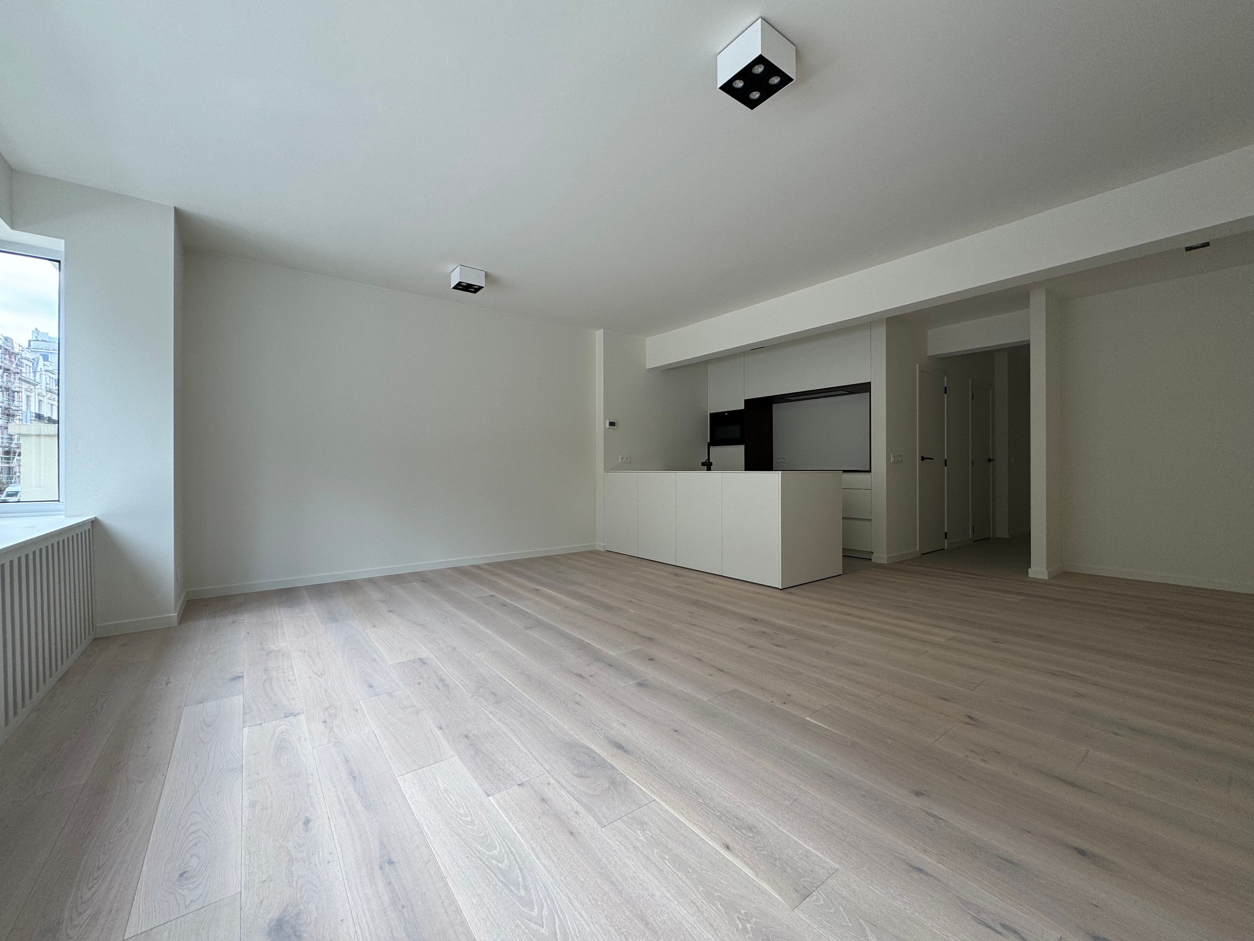 Stijlvol gerenoveerd appartement met 2 slaapkamers en terras foto 2