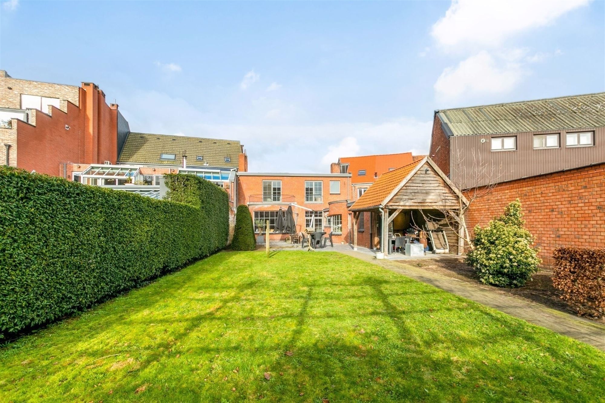 Karaktervolle woning in centrum Essen met prachtige tuin, 4 slaapkamers en commerciële ruimte foto 2