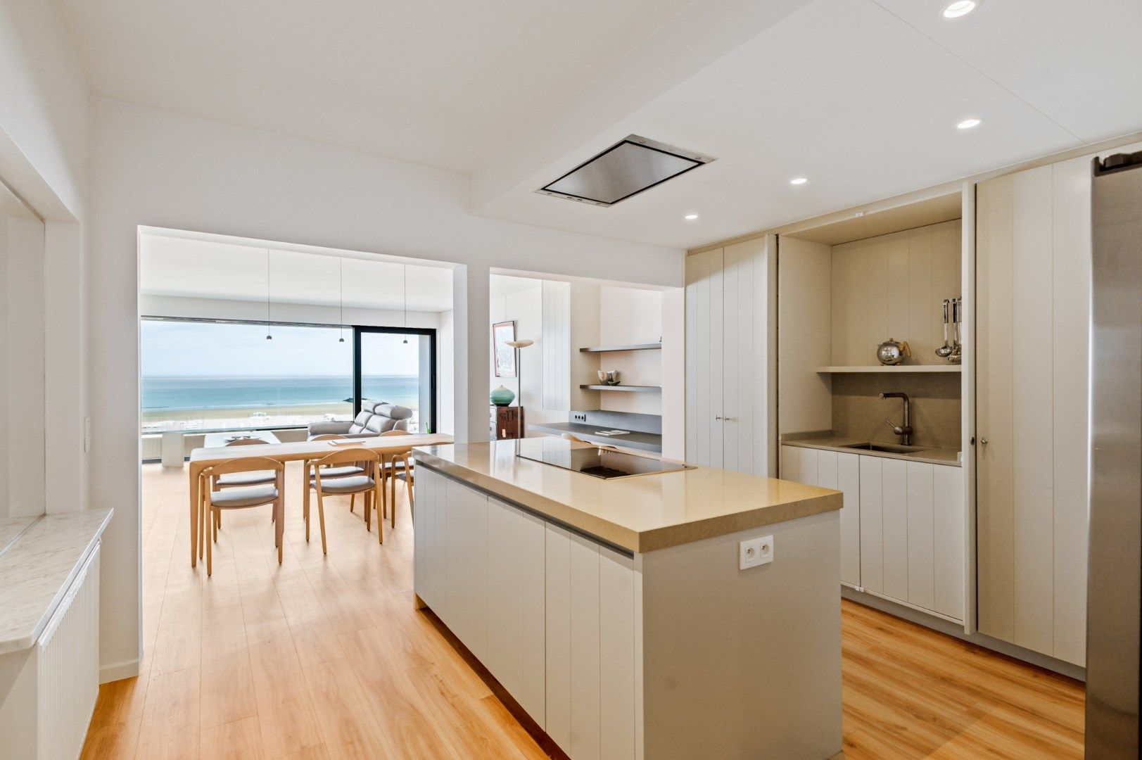 Gemeubeld appartement, in de gerenommeerde residentie “Globe”, prachtig gelegen op de Zeedijk in het Zoute foto 6