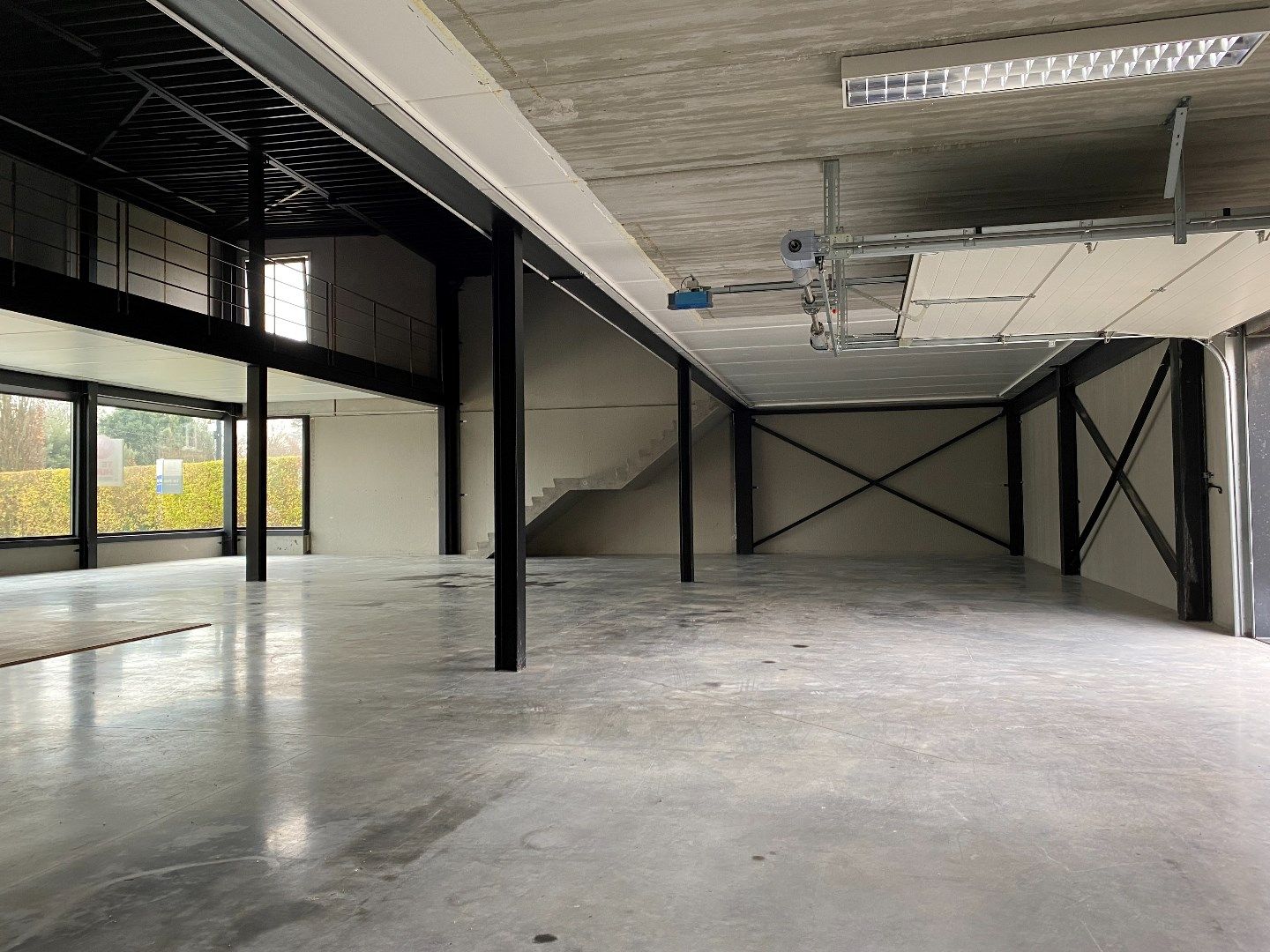 Baanwinkel / showroom op commerciële ligging met grote visibiliteit foto 3