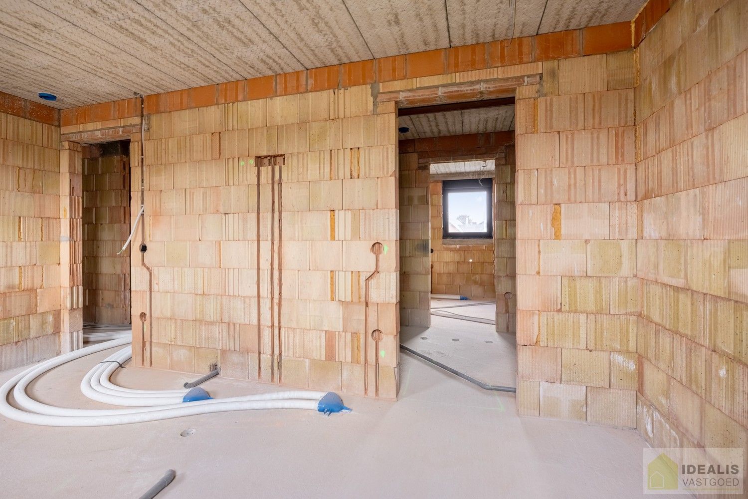 IDEALIS VASTGOED – RUIME (CASCO/VERDER AF TE WERKEN) NIEUWBOUWVILLA MET DE PERFECTE INDELING, EEN HEERLIJKE LEEFRUIMTE, KANTOOR, EXTRA RUIME BERGING, 3 RUIME SLAAPKAMERS, 3 BADKAMERS, CARPORT EN OVERDEKT TERRAS OP EEN RIANT PERCEEL VAN MAAR LIEFST 29A 51CA MET VRIJE ZICHTEN EN DE PERFECTE ORIENTATIE! foto 21
