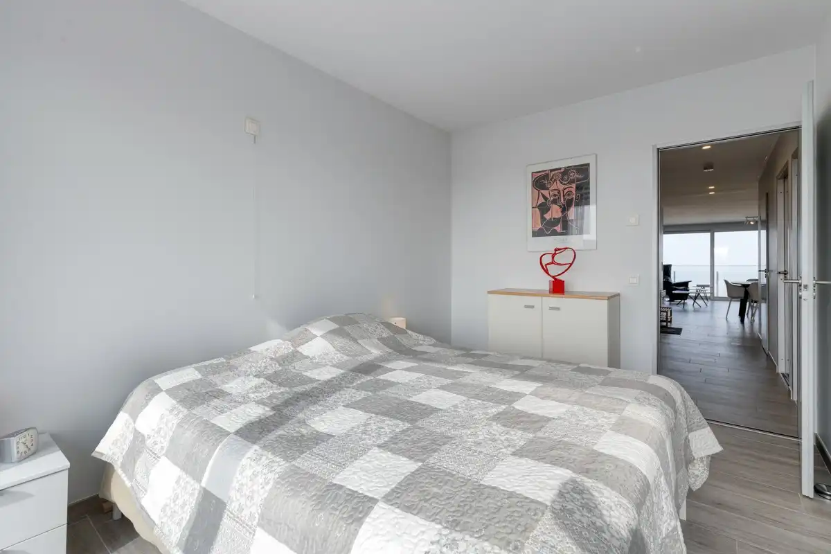 Volledig gerenoveerd tweeslaapkamer appartement op de zeedijk! foto 12