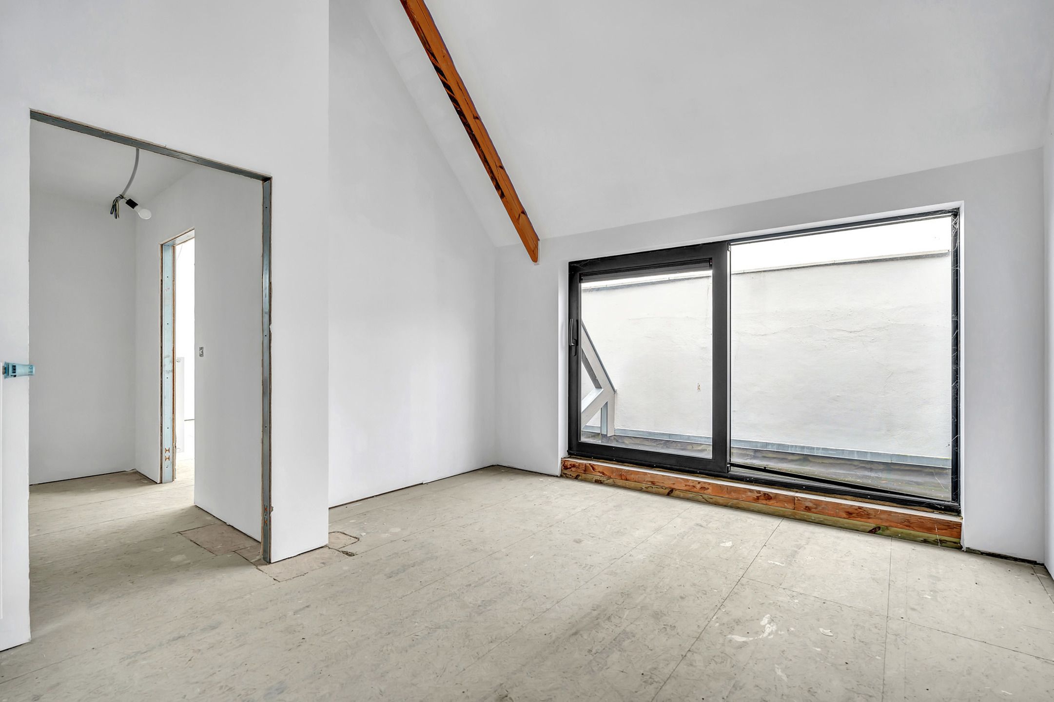 Goed gelegen opslagplaats met ruim af te werken appartement foto 13