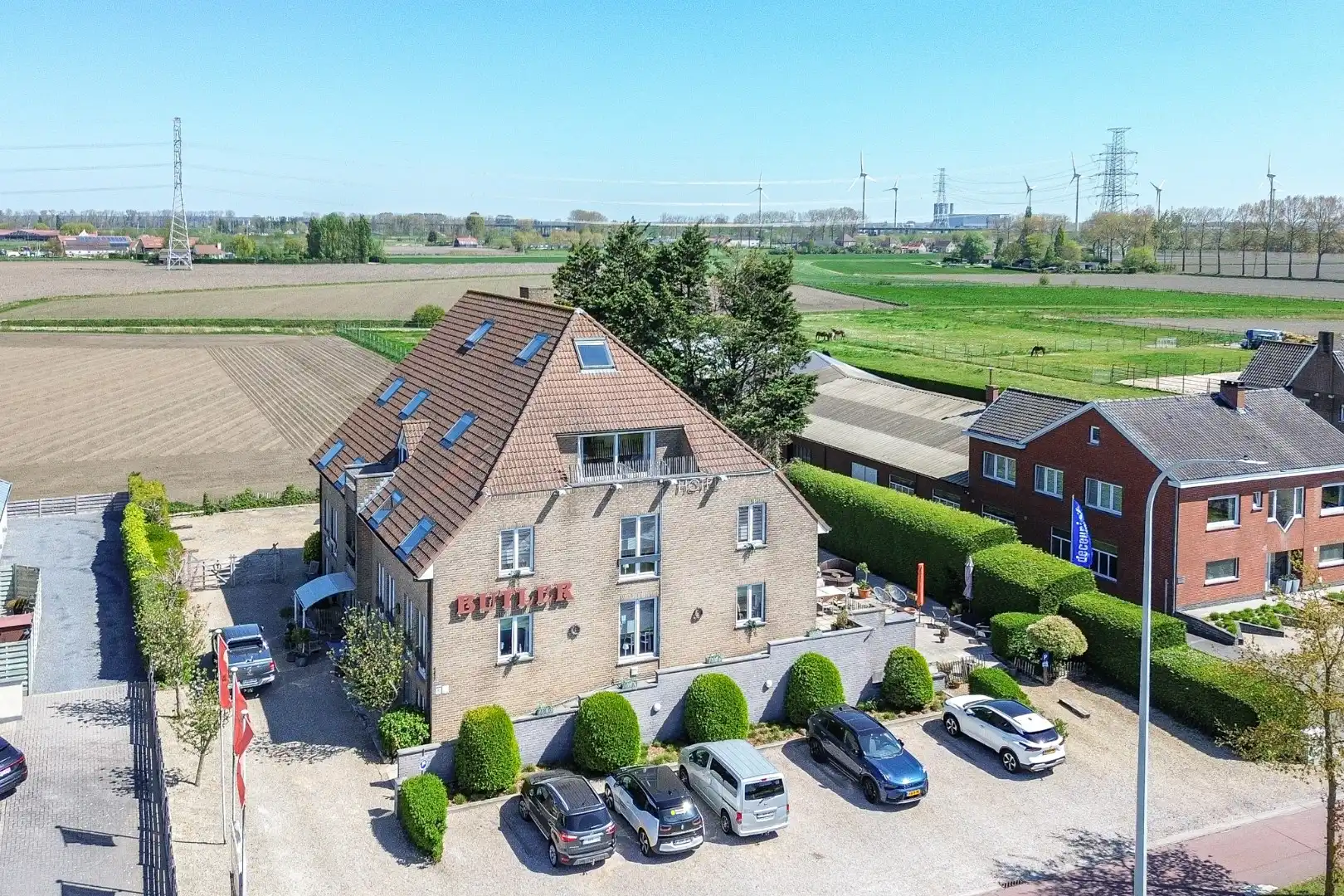 Unieke investeringskans: karaktervol hotel met 18 kamers & woonmogelijkheden te koop!  foto 2