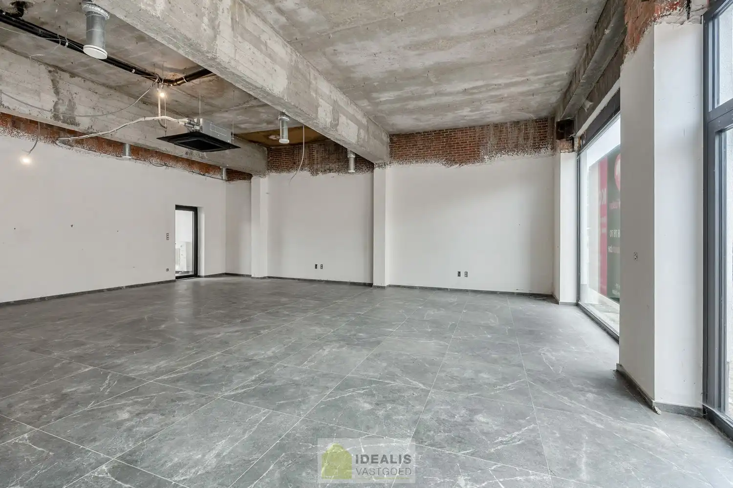IDEALIS VASTGOED - HANDELSRUIMTE MET TAL VAN MOGELIJKHEDEN OP EEN TOPLOCATIE NABIJ HET CENTRUM VAN HEPPEN (LEOPOLDSBURG)! Dit handelspand van +- 90m² is gelegen langs de Diestersteenweg waardoor het een toplocatie is om handel te drijven met parkeergelegenheid achter het pand. Gemakkelijk te bereiken te voet, per auto én openbaar vervoer en gelegen op een absolute zichtlocatie langs een drukke doorgansweg en nog volledig naar eigen smaak af te werken en in te richten! foto 9