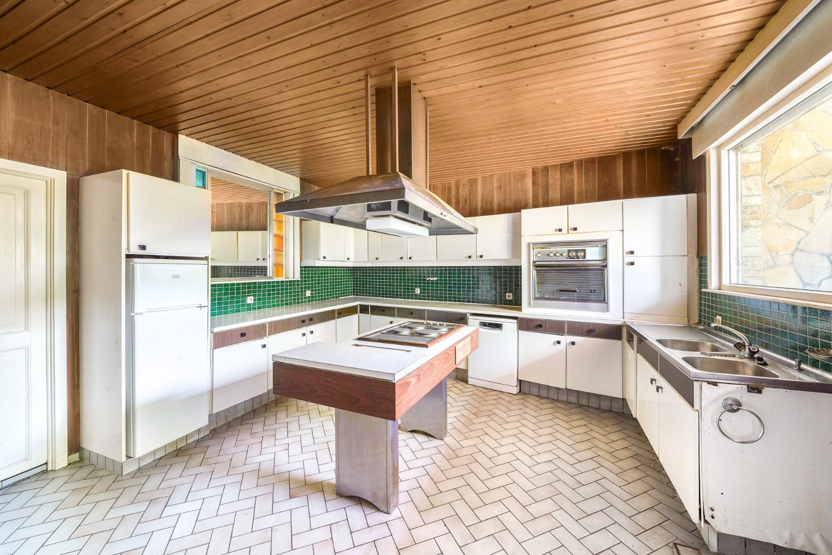 Herenhuis met conciërgewoning en garages in het centrum van Oudenburg foto 10
