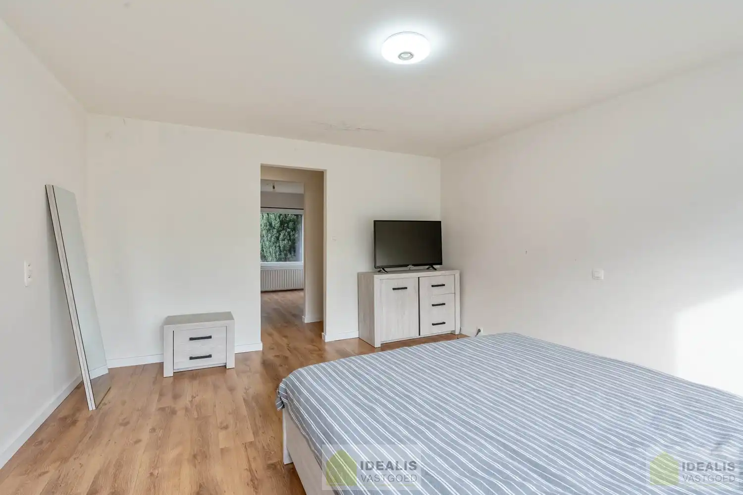 INSTAPKLARE GERENOVEERDE BUNGALOW MET LICHTRIJKE LEEFRUIMTE EN AANSLUITEND ZEER RUIME MODERNE KEUKEN, BADKAMER, VERANDA EN 3 GOEDE SLAAPKAMERS OP EEN KNAP PERCEEL VAN 9A 48A. DAARNAAST IS DE WONING VOLLEDIG ONDERKELDERD! Deze goed ingedeelde woning omvat +-145m² bewoonbare oppervlakte verdeeld over een lichtrijke woonkamer met aansluitend een zeer ruime moderne keuken, badkamer, veranda, 3 goede slaapkamers en tevens is de woning volledig onderkelderd. De woning is gelegen op een aangenaam perceel van 9a 48ca vlakbij het centrum van Bree, op fietsafstand van winkels, horeca en scholen,… Zeer geschikt voor kandidaten op zoek naar een gerenoveerde woning die ruimte en rust biedt doch dicht bij allerlei faciliteiten is gelegen. foto 15