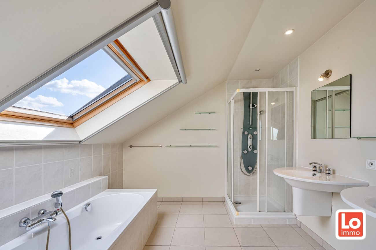 Instapklare en energiezuinige halfopen woning met inpandige garage op een rustige ligging en toch op wandelafstand van het centrum van Lochristi en de groene wandelregio rond de Rozelaredreef/Kasteeldreef! foto 11