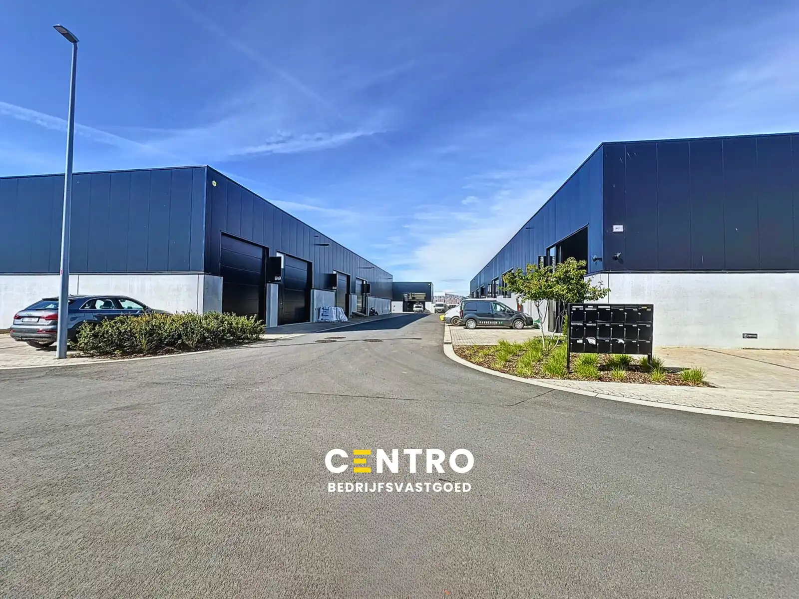 LOODS (132m²) voor OPSLAG inclusief private parkeerplaats voor de deur en vrije hoogte 6m op ambachtelijke zone te Ingelmunster. foto {{pictureIndex}}