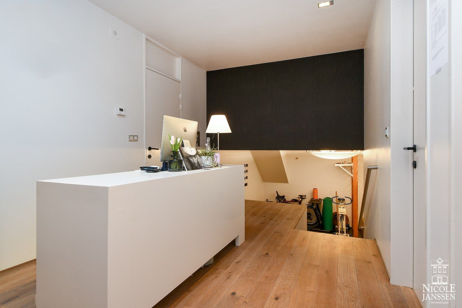 Ruime en speels ingedeelde woning met bijzondere architectuur en praktijkruimte foto 13