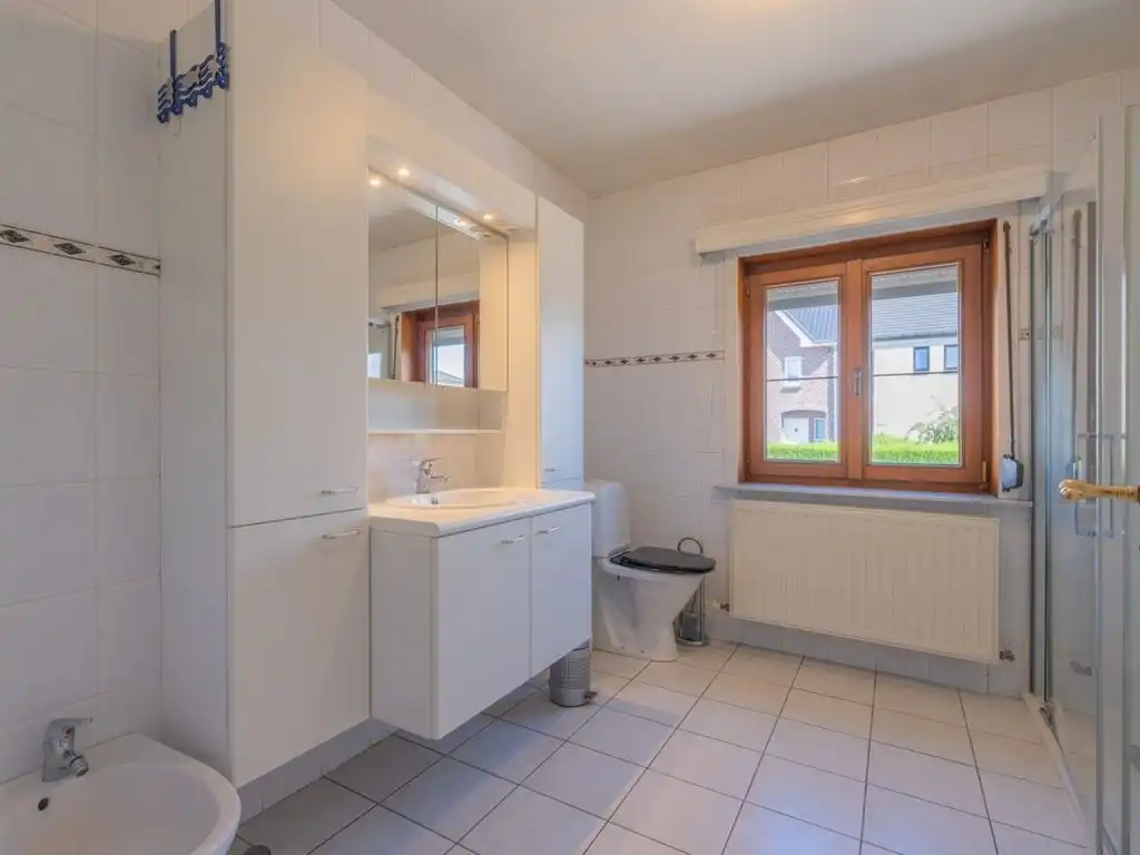 Zeer goed onderhouden vrijstaande woning met veranda en carport foto 24
