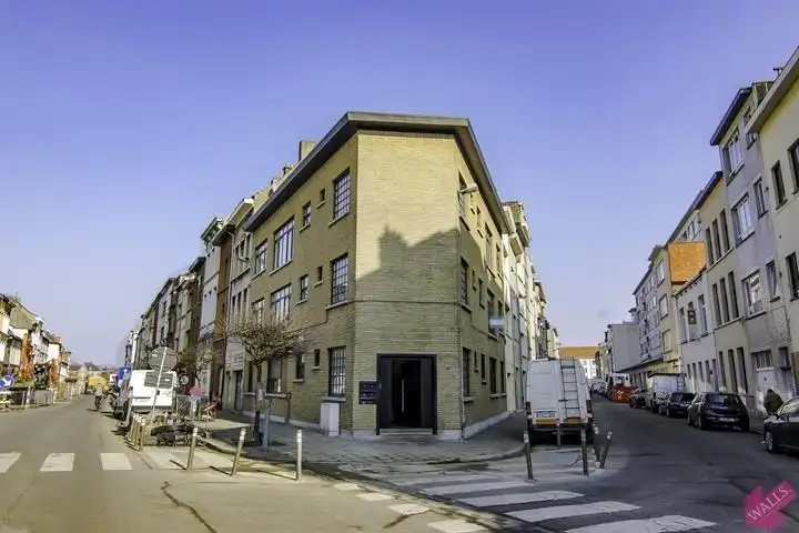 Gerenoveerd en licht gelijkvloers appartement nabij park Spoor Noord foto {{pictureIndex}}