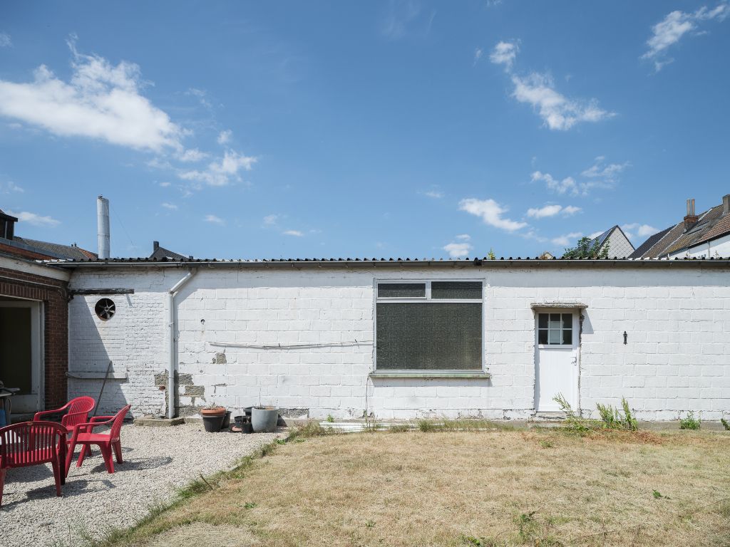 Atelier/loods met te renoveren woning, ruime tuin en bijzonder veel potentieel op een boogscheut van het stadscentrum. foto 3