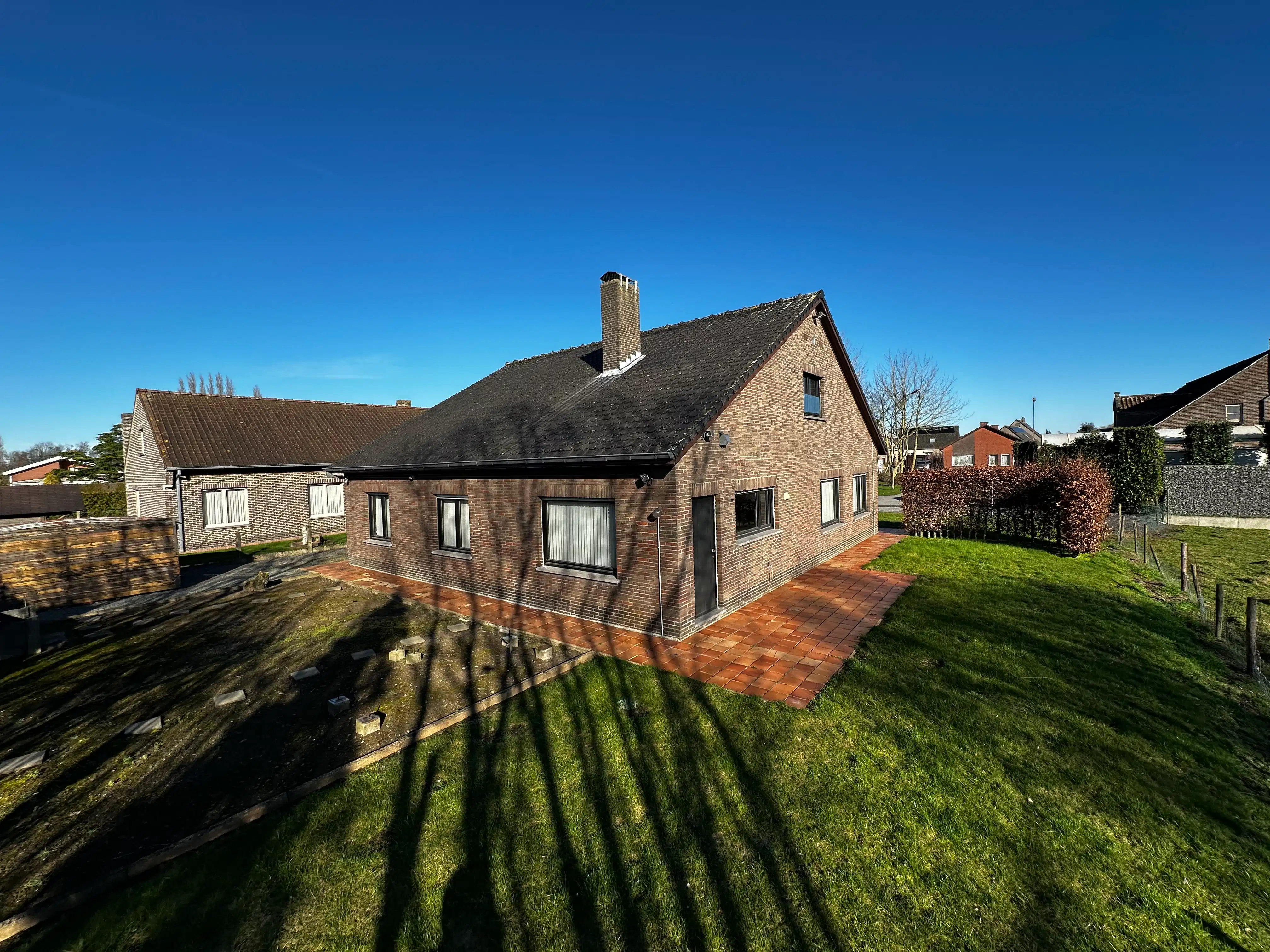 Hoofdfoto van de publicatie: Te renoveren woning in een residentiële wijk in Lotenhulle