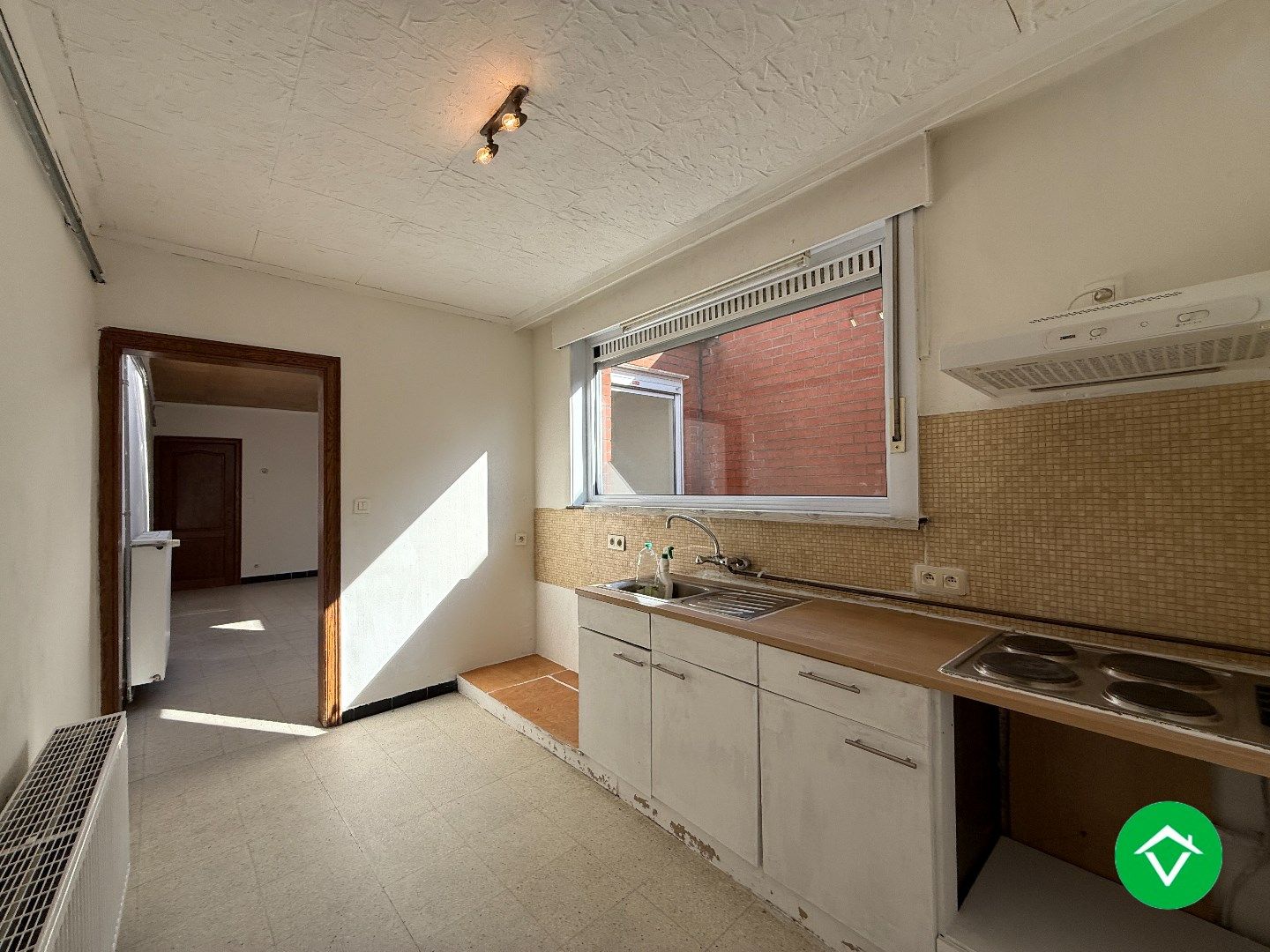 Instapklare rijwoning met 2 slaapkamers, zolder en koer in centrum Roeselare foto 7