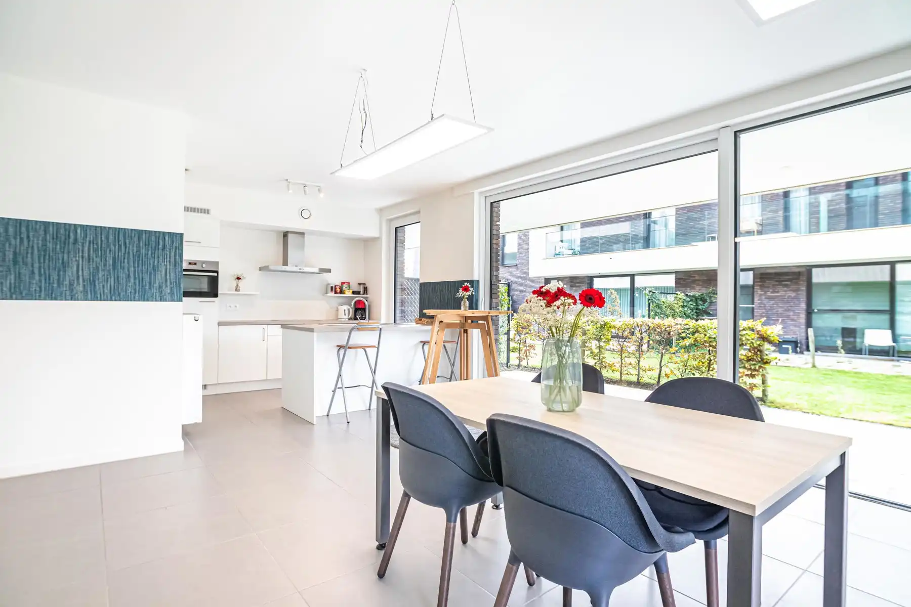 Lichtrijk gelijkvloers appartement met terras en tuinzicht foto 10