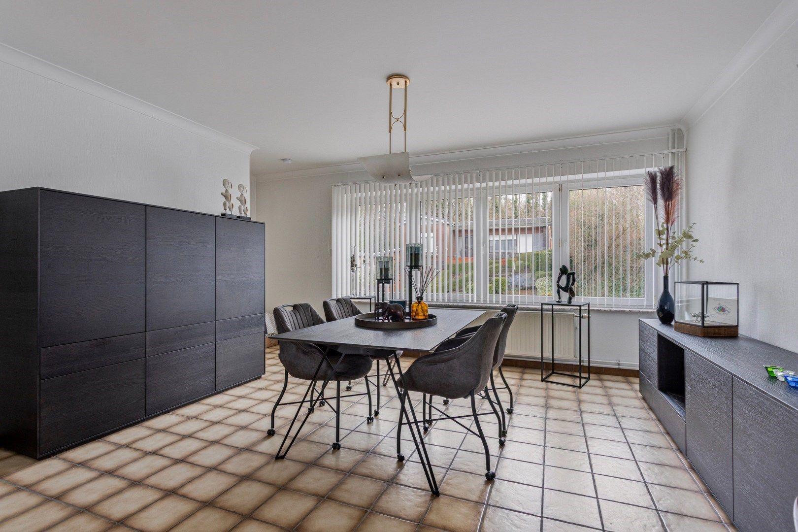 Ruime woning met karakter + appartement + werkplaats en garages te Tongeren-Sluizen foto 3