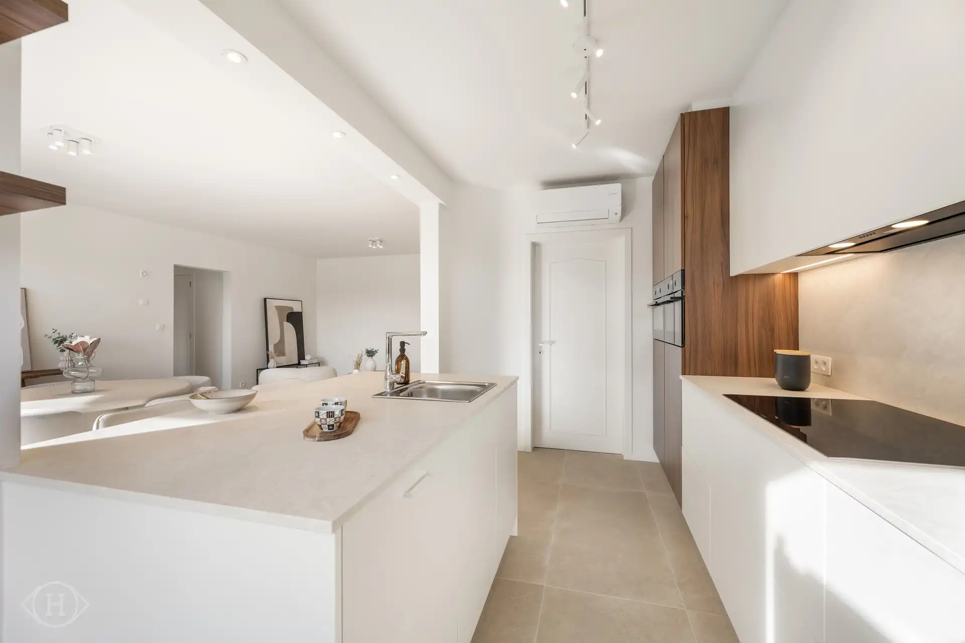 Volledig gerenoveerd 2-slpk appartement met garagebox foto 17