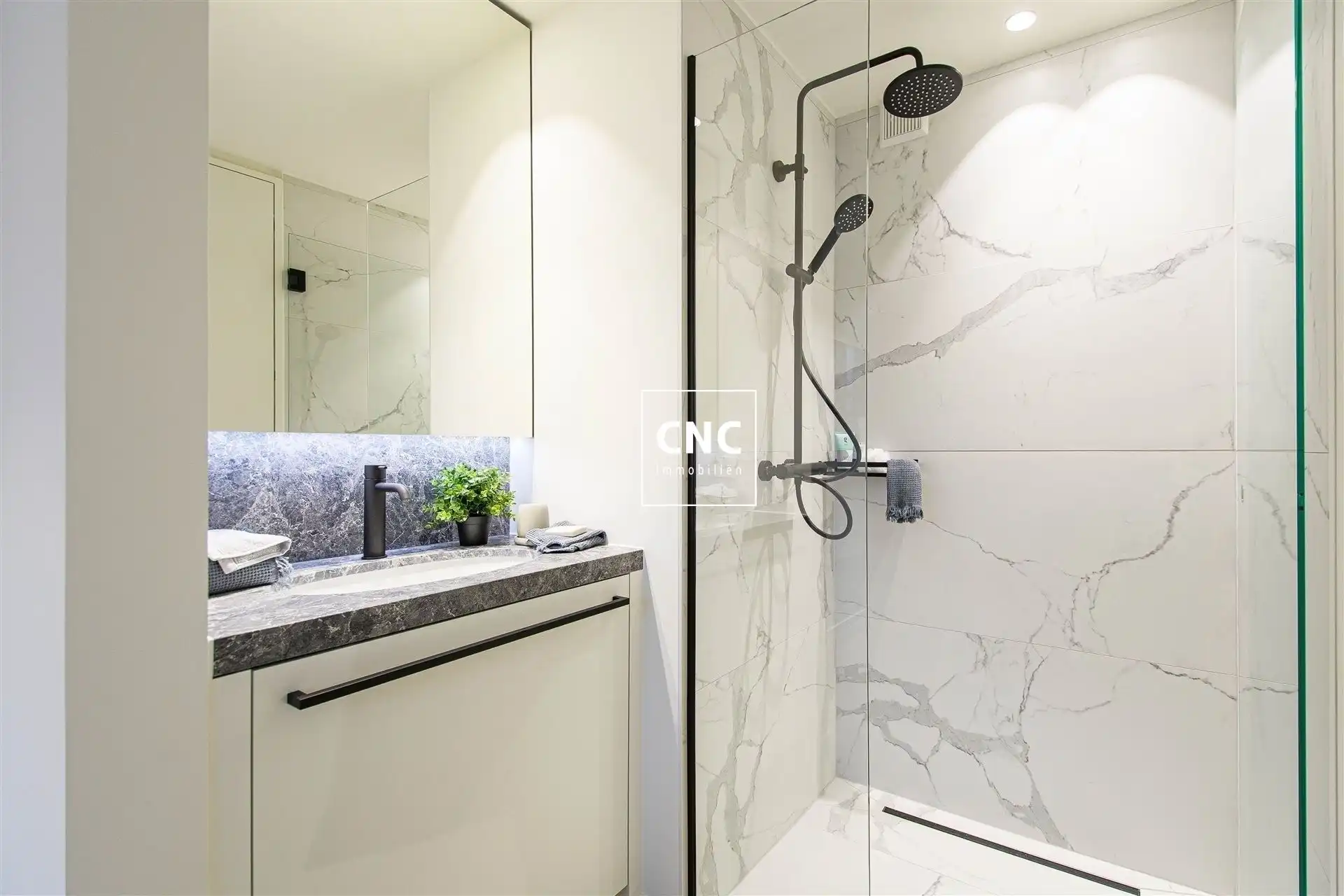 Gerenoveerde penthouse met grote terrassen nabij de zeedijk foto 19
