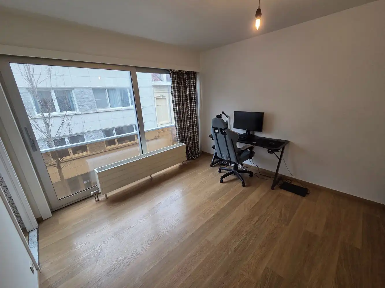 Recent gerenoveerde studio met terras in de Parkstraat 106. foto 3