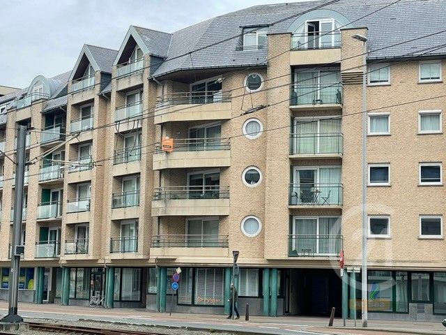 Prachtig hoekappartement met twee slaapkamers op de derde verdieping, vlakbij de winkelstraat en het strand. foto 1