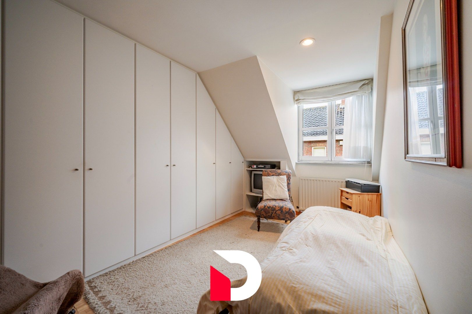 Deze statige halfopen woning is gelegen op een steenworp van de Markt te Eernegem. foto 13