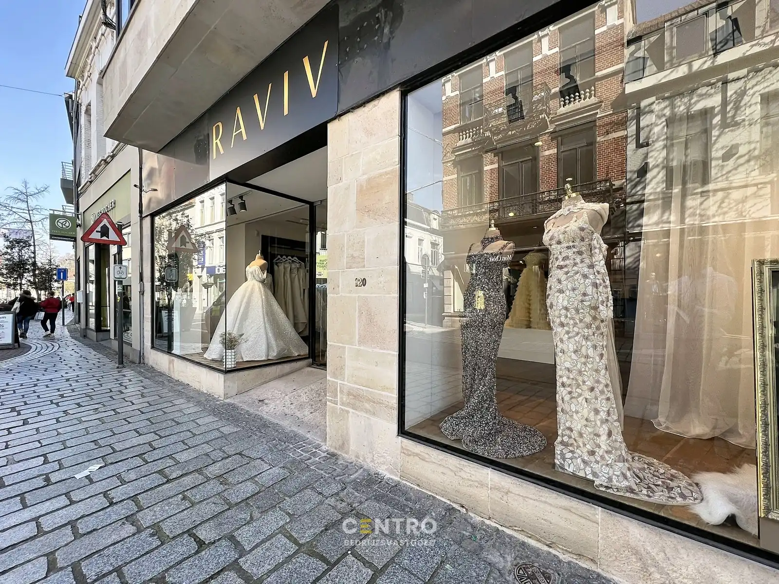 Handelspand met uitstraling (420 m² winkelruimte + extra stockruimte) te huur op topligging in OOSTSTRAAT, Roeselare. foto 3