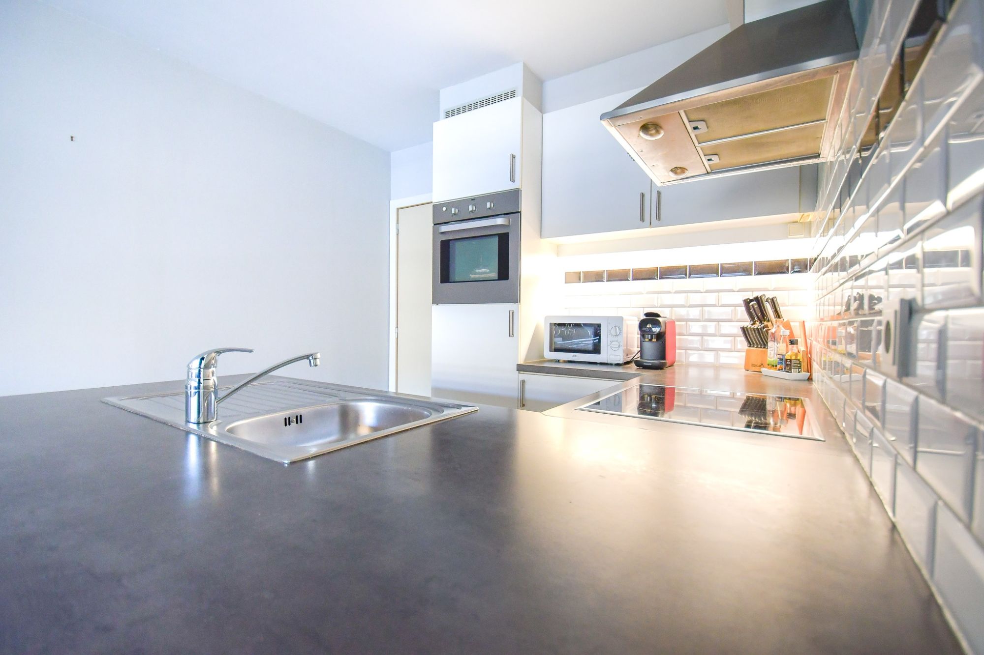 Instapklaar appartement met 2 SLPKS naast het station van Brugge foto 5