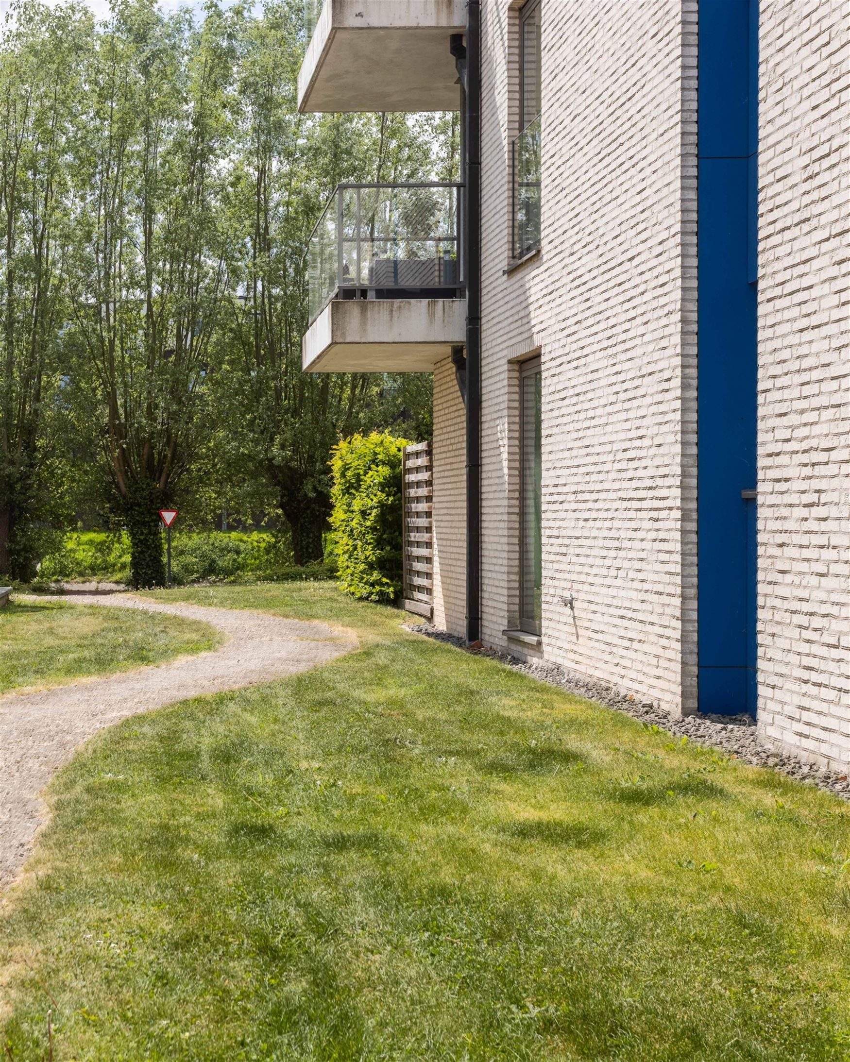 Instapklaar appartement met terras, tuin & autoplaats foto 16