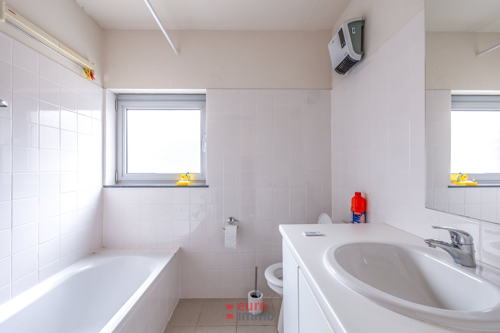 Centraal in de winkel/wandelstraat gelegen appartement met 2 slaapkamers. foto 9