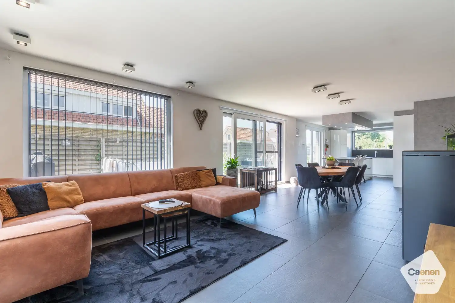 Moderne bungalow met 3 slaapkamers, aangelegde tuin en zwembad. foto 5