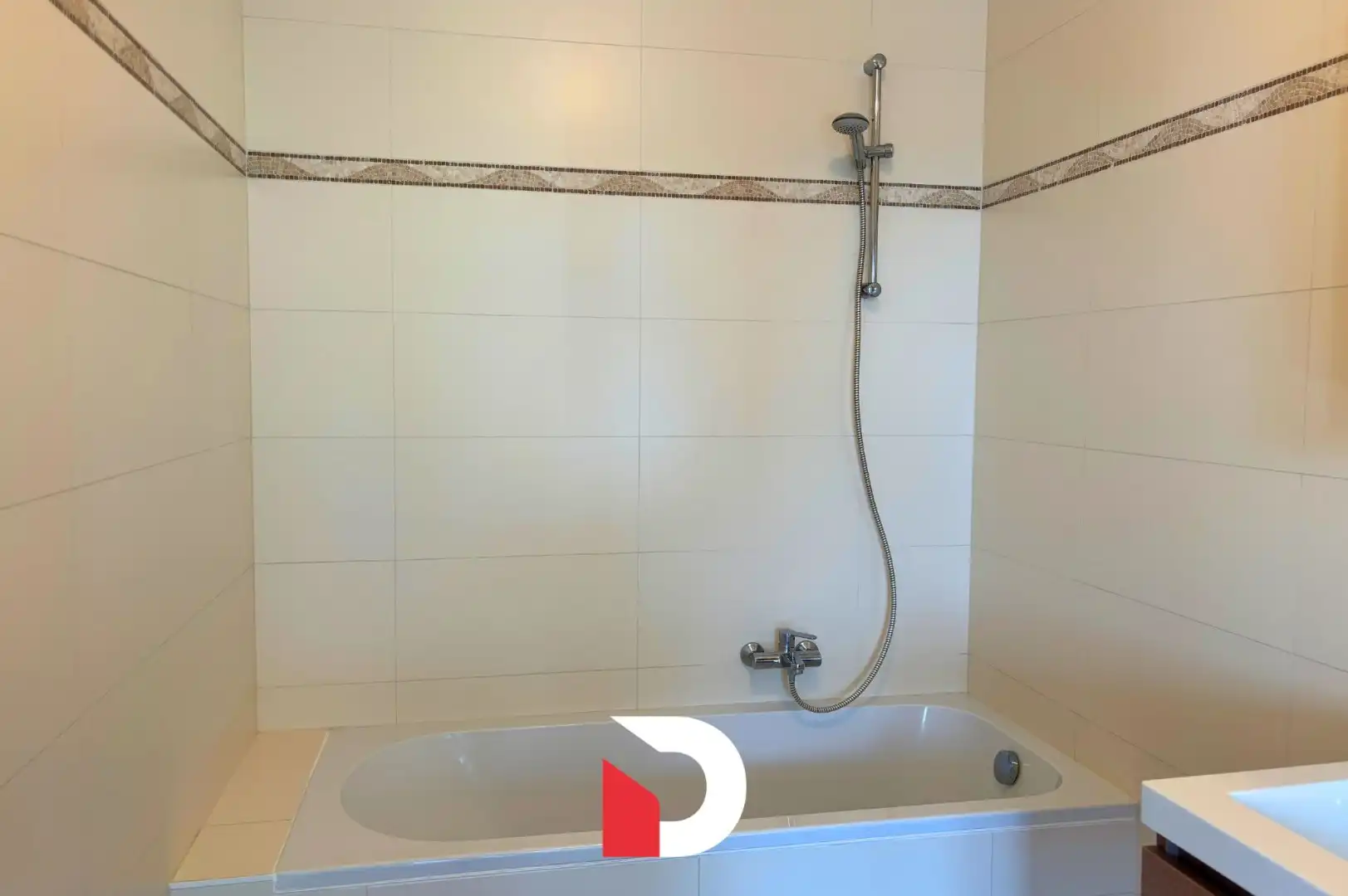 Recent appartement met 1 slaapkamer, veel lichtinval , zonnig terras en autostaanplaats foto 9