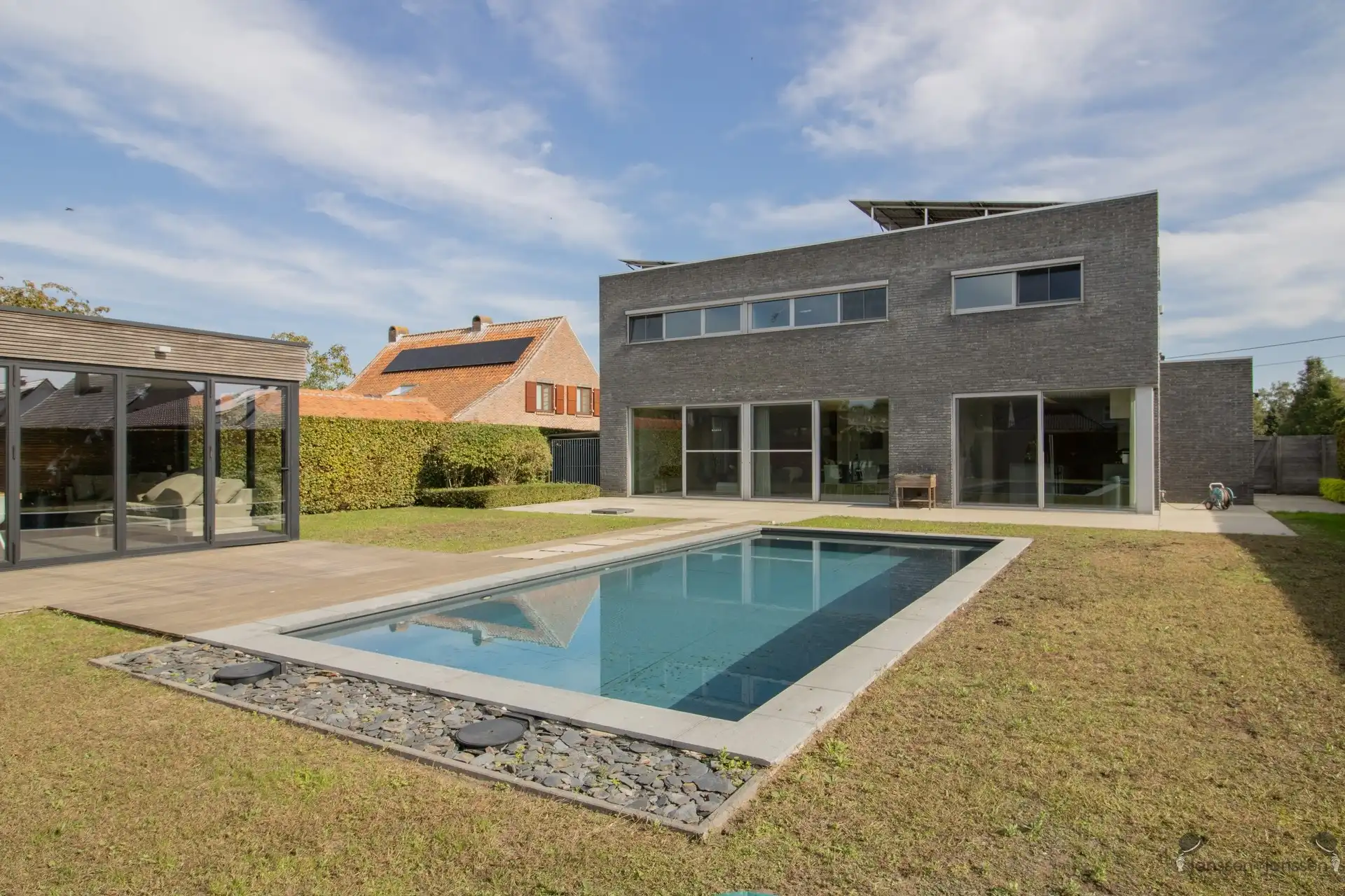 Ruime villa met 5 slaapkamers, 2 badkamers, buitenzwembad en poolhouse op 1.020 m² foto 2