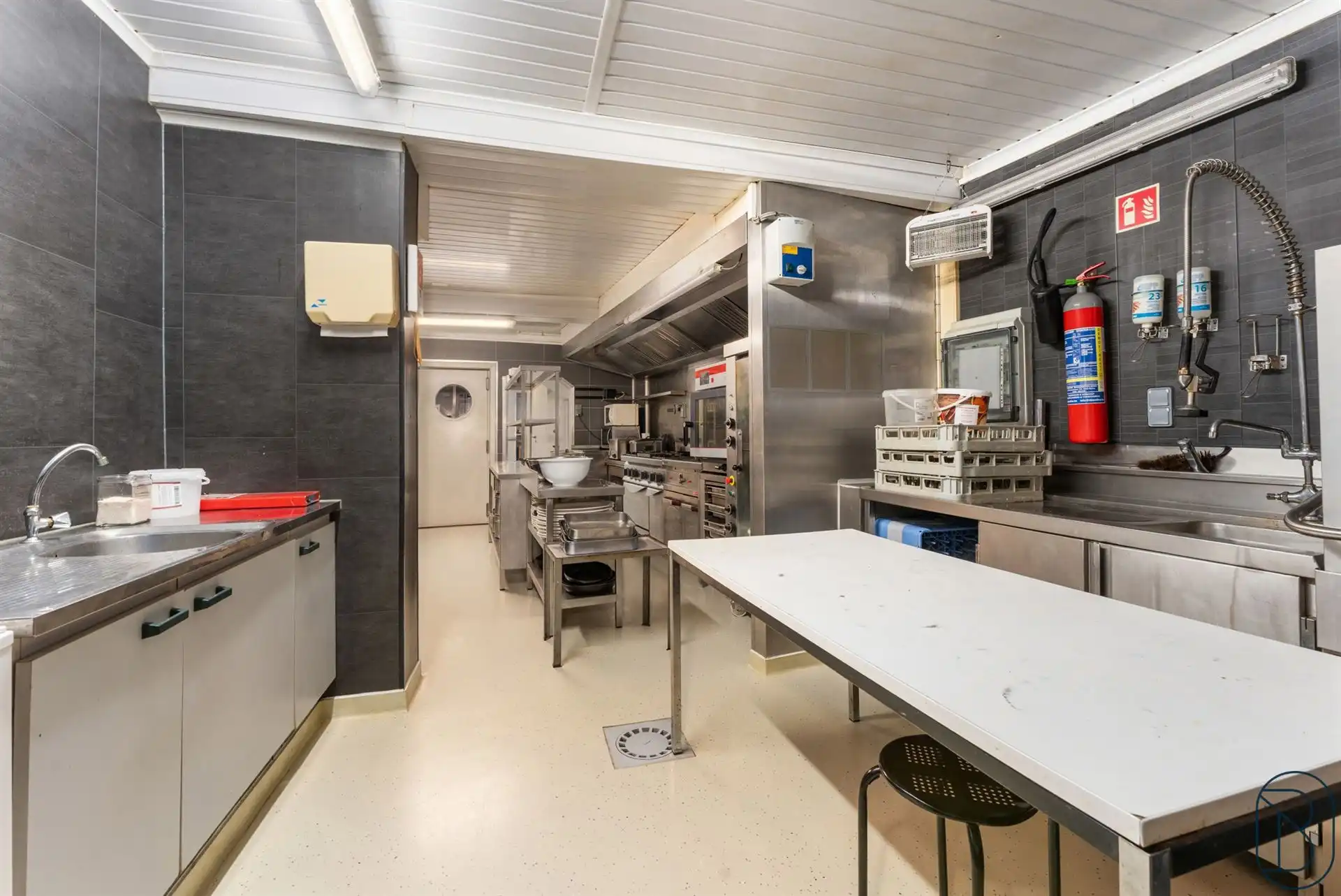 Goedgelegen charmante eigendom met veel potentieel! foto 13