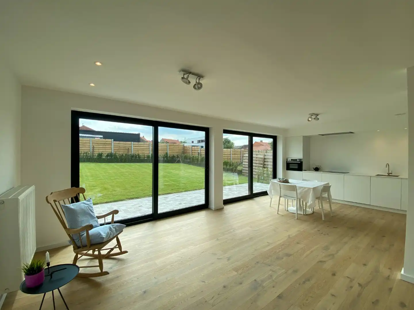 Recente woning met 3 slaapkamers, ruime oprit en tuin foto 4