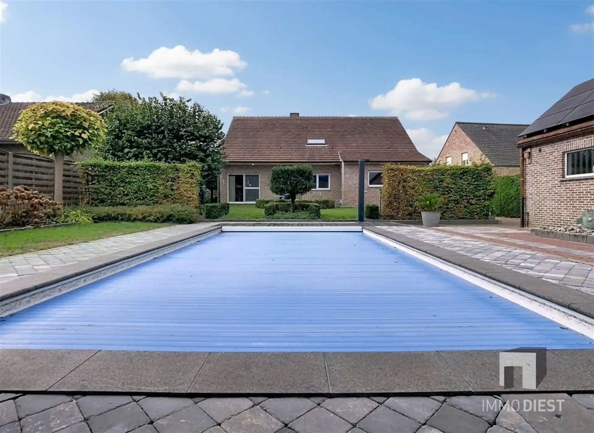 Energiezuinige en prima onderhouden gezinswoning met 4/5 slaapkamers en zwembad op 10 are. foto 41