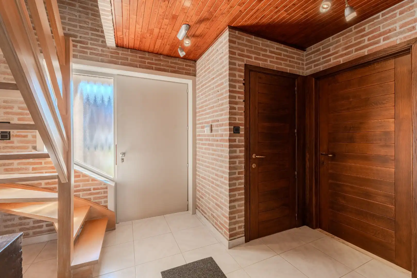 Charmante, instapklare alleenstaande villa in rustige en mooie woonwijk foto 3