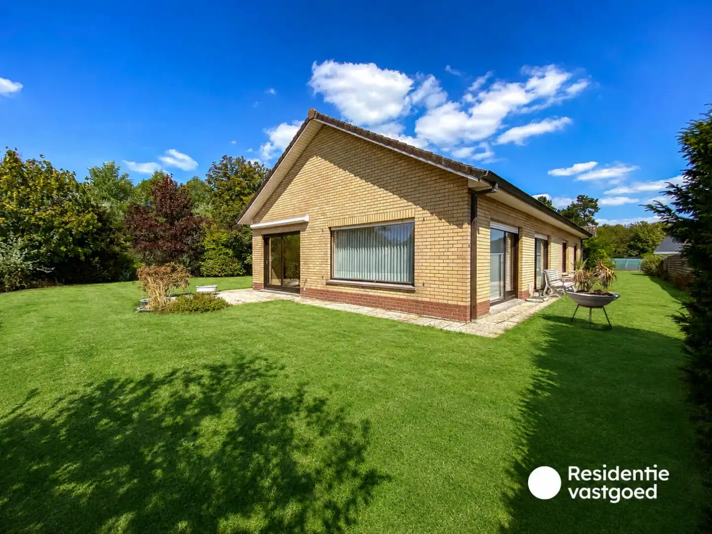 Statige gelijkvloerse villa op een terrein van 2342 m² te Oostduinkerke (Koksijde).  foto 2