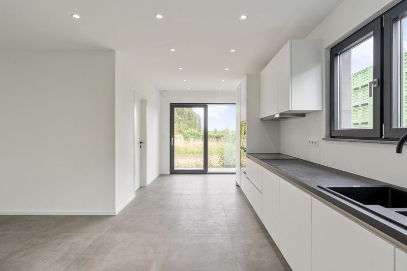 Totaal gerenoveerde woning, gelegen op 7are in een zeer rustige straat foto 9