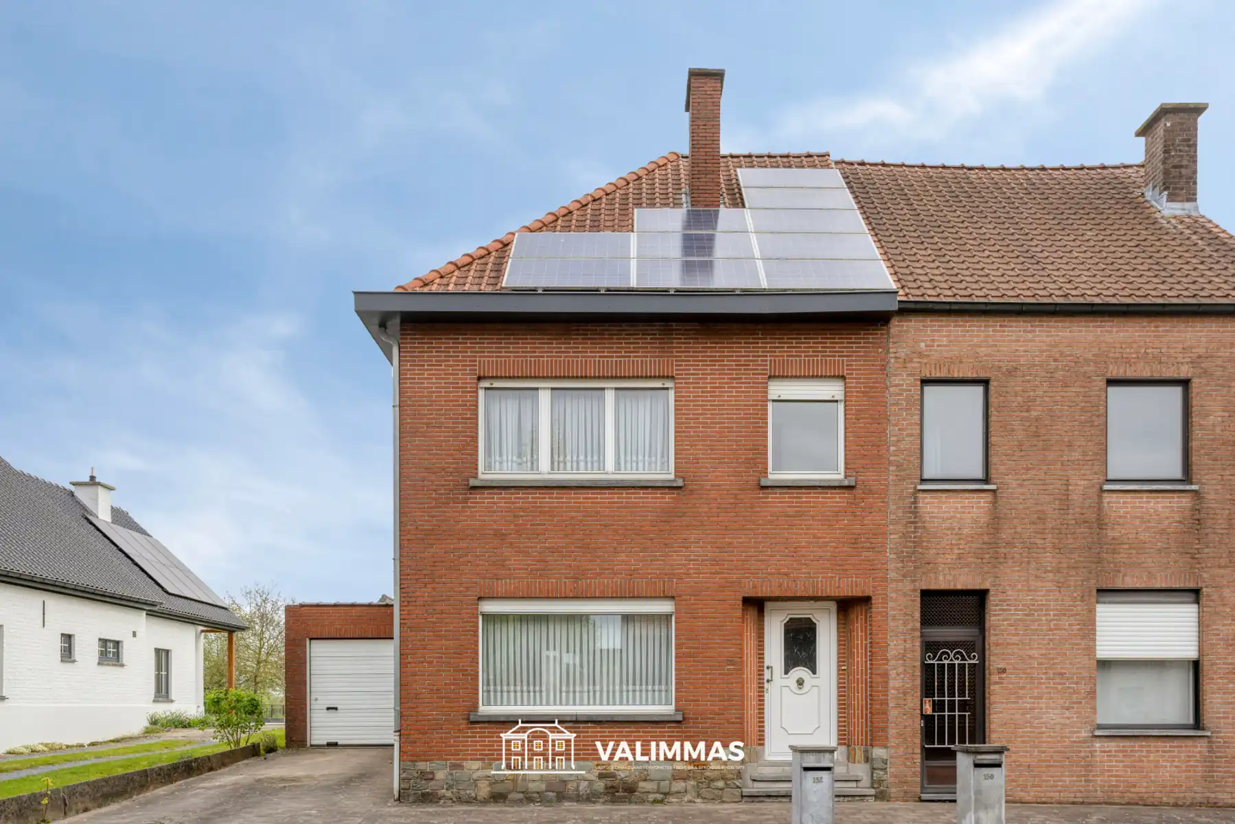 Een landelijk gelegen driegevelwoning met garage en tuin... foto 2